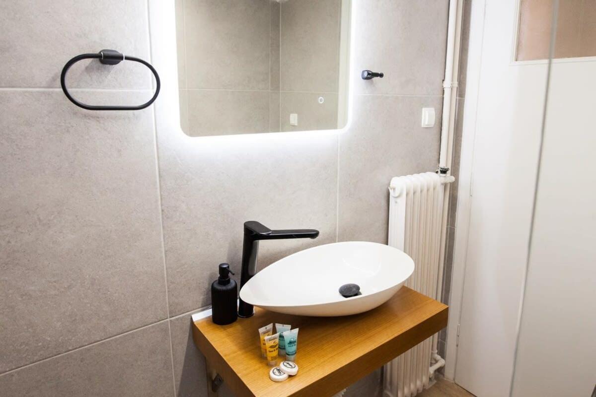 Contemporary Stylish Apartment Located Near Metaxourgeio Area Athens Exterior photo
