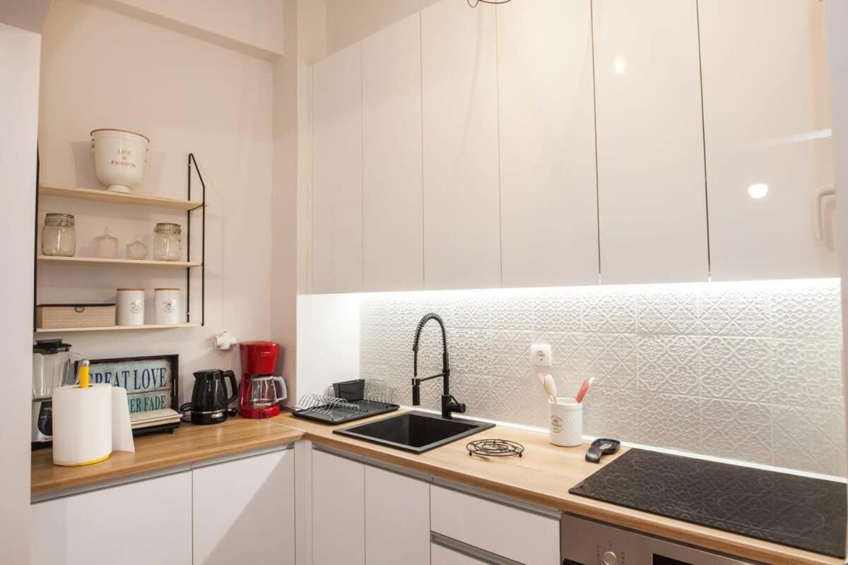 Contemporary Stylish Apartment Located Near Metaxourgeio Area Athens Exterior photo
